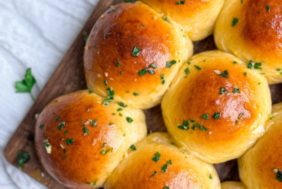 Thumbnail for Garlic Butter Dinner Rolls: A Step-by-Step Guide to Perfection