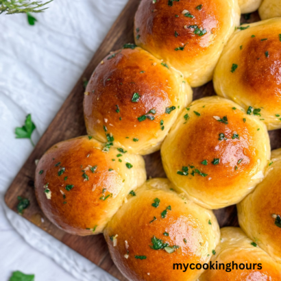 Garlic butter dinner rolls